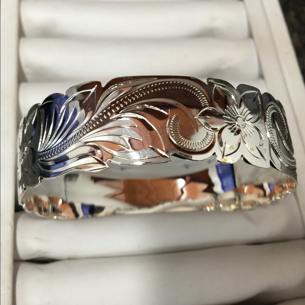 - SILVER PLATED HAWAIIAN PLUMERIA SCROLL BANGLE, 18mm